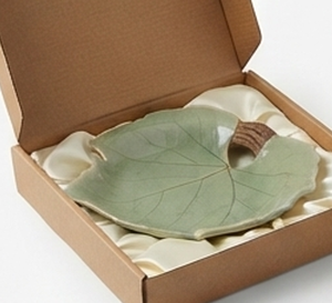 Plateau de service en céramique fait main, motif feuille, finition polie verte, idéal pour usage résidentiel, parfait pour hôtel, maison et table. - Product Image 6