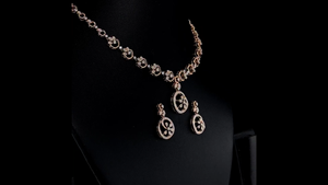 Conjunto de Collar y Aretes de Plata de Ley 925 con Diamantes Cultivados en Laboratorio |   Joyería de Diamantes para Novia con Diseño de Gotas Florales - Product Image 4