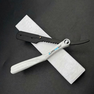Rasoir droit en acier durable avec logo gravé sur mesure, noir et blanc, avec manche en plastique pour le rasage du visage - Product Image 1