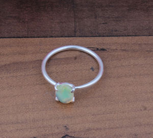 Bague de mariage classique en argent sterling 925 avec turquoise blanche naturelle sertie en bélière, cadeau de naissance d'octobre pour femme - Product Image 1