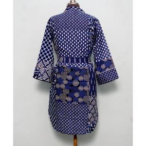เสื้อเชิ้ตยาวทรงกิโมโนพิมพ์ลายดอกไม้ ผ้าฝ้ายแท้ 100% สำหรับผู้หญิง ทรงเข้ารูป คอวี แขนสามส่วน ติดกระดุม ซักได้ ความยาวครึ่งน่อง เปิดด้านหน้า - Product Image 6