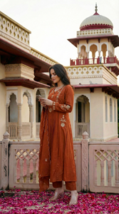 Ensemble Kurta de style ethnique décontracté en soie Chanderi avec broderie florale, coupe régulière, longueur standard, idéal pour les fêtes, séchage rapide - Product Image 3