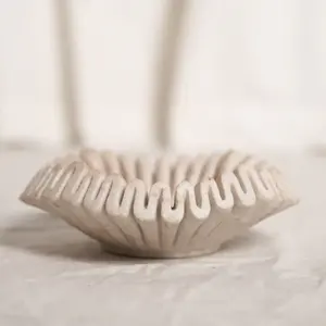 Plat de service artisanal en marbre moderne, fait main, pour fruits et en-cas secs, garantissant l'authenticité, la durabilité et une finition supérieure. - Product Image 4