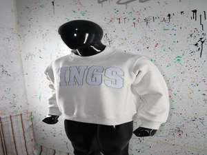 Sudadera KINGS ASH GREY con cuello alto, 100% BLANCA, con apliques bordados, cuello ancho, hilos finos. - Product Image 3