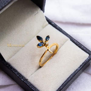 Bague florale en or jaune massif 18 carats avec saphir bleu naturel et diamants, style bypass, collection Memoria Jewels, vente en gros - Product Image 4