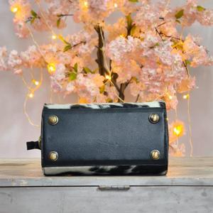 Bolso de Mano de Cuero Vacuno de Lujo con Diseño Floral Repujado y Detalle de Piedra Turquesa - Product Image 4