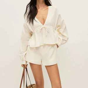 Conjunto de Verano para Mujer: Camiseta Oversize de Algodón Orgánico Premium y Pantalones Cortos Transpirables de Secado Rápido con Logo Frontal - Product Image 6