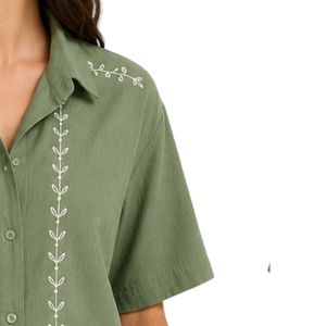 Camisa de Mujer con Botones, Bordada en Verde Oliva, Personalizada, Manga Corta, Blusa Casual de Verano, Mezcla de Lino, con Logotipo Personalizado, Top de Moda - Product Image 4