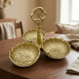 Ensemble de service décoratif en aluminium à trois bols avec finition dorée, motif coquillage texturé, support à condiments en métal ornemental pour la maison - Product Image 2