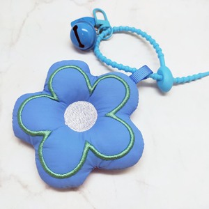 Llavero de felpa azul con flor, colgante de tela suave para llavero, adorno para bolso con cascabel, ideal para regalo y decoración de bolsos. - Product Image 1