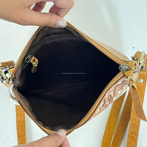 Dernier modèle en gros : Mini sac à bandoulière vintage en cuir de vachette véritable, orné de motifs floraux et de découpes à la main, style western, avec pochette à porter à l'épaule ou au poignet - Product Image 6