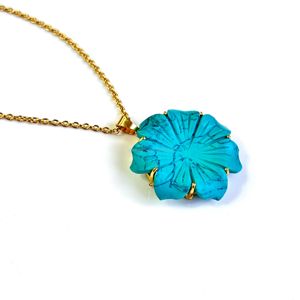 Pendentif en forme de fleur bleue turquoise, collier en cristal sculpté à la main pour femmes, pendentif en pierres précieuses, cadeau d'anniversaire fait à la main - Product Image 5