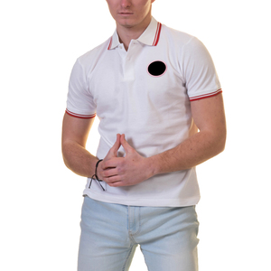 Polo homme blanc à manches courtes avec bordure rouge et logo noir, en coton piqué respirant, coupe classique. - Product Image 2