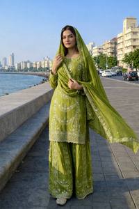 Ensemble de costume palazzo élégant en soie chinon brodée avec dupatta - Product Image 3