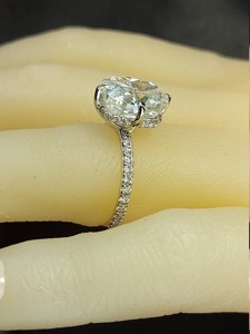 Bague de fiançailles en or blanc avec diamant ovale de 5 carats, style classique, pour femme, diamant naturel certifié GIA. - Product Image 5
