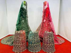 Tenue traditionnelle Lehenga Choli en velours avec motifs brodés et décorations en pierres, robe de mariée et de cérémonie - Product Image 3