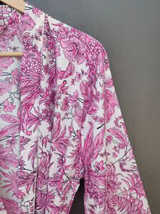 เสื้อคลุมกิโมโนผ้าฝ้ายลายดอกไม้สีขาวสีชมพูพร้อมสายรัดชุดเดรสสำหรับสตรีพิมพ์ลายดอกไม้สีชมพู - Product Image 3