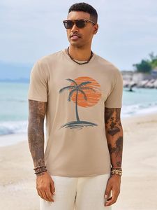 Camiseta de Manga Corta Beige para Hombre con Estampado de Palmeras al Atardecer, Cuello Redondo, Corte Regular Informal, 100% Algodón Jersey Transpirable - Product Image 4