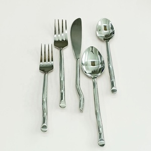 Ensemble de couverts plaqué argent en acier inoxydable de haute qualité avec couverts à poignée longue torsadée pour hôtel à la maison - Product Image 4