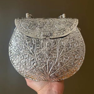 กระเป๋าคลัทช์ทองเหลืองโบราณสไตล์อินเดีย งานแฮนด์เมดสำหรับผู้หญิง พร้อมราคาที่เหมาะสมจาก UO ในอินเดีย - Product Image 1