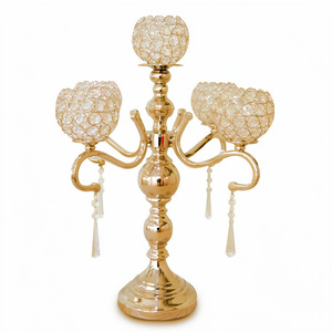 Candélabre à 5 bras pour événements et décoration intérieure, en acier inoxydable plaqué or et cristal, élégant porte-bougie lumineux - Product Image 1