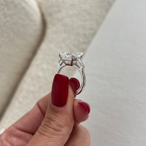 Bague Trilogie Premium en Or Massif 14k/18k avec Diamant de Laboratoire Taille Radiant 5 Carats E VVS2 et Pierres Latérales Baguette Affûtées pour Fiançailles - Product Image 1