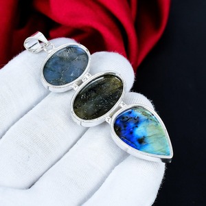 Colgante de Labradorita Azul Fuego con Engaste de Tres Piedras en Bisel, Plata de Ley 925, Hecho a Mano, Joyería Bohemia de Plata con Gema de Alta Calidad - Product Image 3