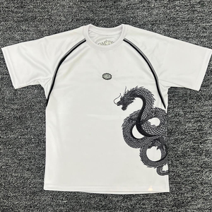 Ensemble streetwear gothique tie-dye personnalisé pour hommes – T-shirt et short avec typographie audacieuse – Style urbain tendance avec motif lettres - Product Image 6