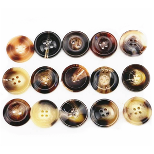 Botones de Cuerno de Búfalo Natural Tallado Redondo al por Mayor para Decoración de Prendas, Botones de 4 Agujeros para Ropa de Hombre y Mujer - Product Image 6