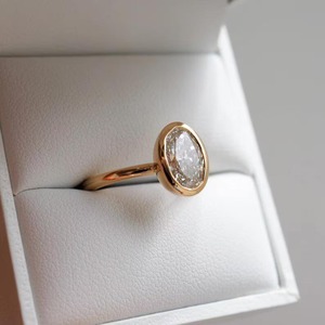 Anillo de Diamante Cultivado en Laboratorio con Corte Ovalado y Diseño Elegante, Engaste en Oro Amarillo de 14K con Diamante Certificado por IGI para Mujer - Product Image 3