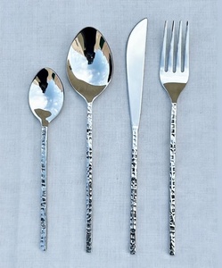 Juego de cubiertos de diseño elegante, de acero inoxidable con mango de resina y acabado dorado, juego de 5 piezas a un precio increíblemente bajo. - Product Image 1