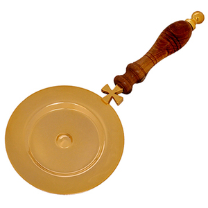 Pátina de latón con cruz y mango de madera |   Plato de Comunión con Asa – DOUBLE VEE EXPORTS - Product Image 1