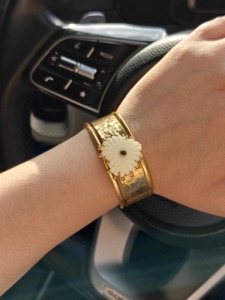 Brazalete abierto de latón con baño de oro de 18k, estilo moderno, color marfil sintético con circonita esmeralda en forma de corazón, banda texturizada, brazalete ancho. - Product Image 4