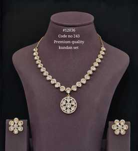 Conjunto de collar Kundan 12036 con baño de oro, circonita cúbica y bisel redondo para bodas y fiestas, conjunto de joyería de latón para mujer, estilo étnico. - Product Image 4