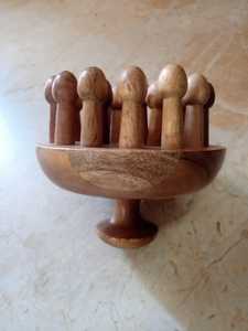 เครื่องนวดศีรษะทำมือจากไม้ เป็นมิตรกับสิ่งแวดล้อม ลูกกลิ้งนวดหนังศีรษะเพื่อการผ่อนคลาย หวีบำบัดด้วยไม้ธรรมชาติ แบตเตอรี่ในตัว ทำจากไม้สน - Product Image 3