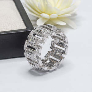 Anillo de Boda de Eternidad Completa con Diseño de Halo y Moissanita de Corte Baguette de 3x5mm en Plata de Ley 925, Estilo Clásico, Regalo de Plata de Ley 925 - Product Image 4