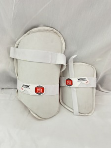 Mannu Sports Ramfry Thai Pad: Protectores Tailandeses Personalizados de Fábrica para Jugadores de Cricket, Precios Competitivos, Mannu Sports - Product Image 4