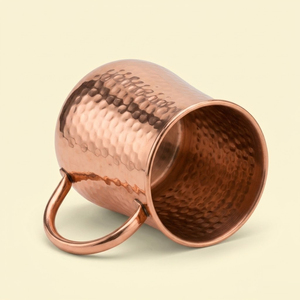 Mug à Moscow Mule en cuivre massif pur, fait main, avec design martelé et poignée en laiton, idéal pour les fêtes à domicile et les bars. - Product Image 4