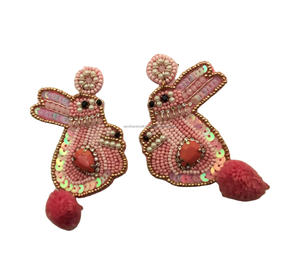 Boucles d'oreilles pendantes classiques en perles de rocaille brodées, motif lapin, design rectangulaire, pour anniversaire orthodoxe - Product Image 1