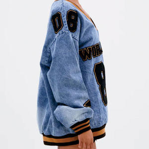 เสื้อสเวตเชิ้ตทรงวาร์ซิตี้สไตล์เดนิมโอเวอร์ไซส์สำหรับผู้หญิงสุดเทรนดี้  ตกแต่งด้วยตัวเลขแบบแอพพลิเค  คอวี  ผลิตแบบ OEM สำหรับแบรนด์ส่วนตัว  รับผลิตจำนวนมาก - Product Image 4