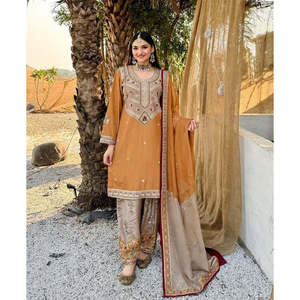 Magnifique tenue indienne et pakistanaise haut-bas et dupatta avec broderie lourde et travail de sequins - Product Image 1