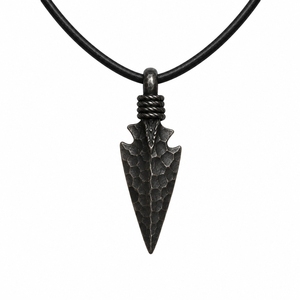 Collier en acier au carbone forgé à la main, pendentif traditionnel fabriqué par un forgeron, design rustique durable, pour bijoux médiévaux d'inspiration viking - Product Image 1