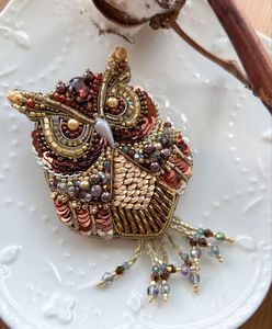 Broche brodée perlée tendance, bijou artisanal de caractère avec finition haut de gamme, broche perlée brodée faite à la main - Product Image 4