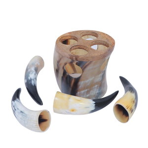 Ensemble de tasses à boire en corne naturelle faites à la main avec support en bois, chopes à bière vikings médiévales, verres à shot rustiques en corne, articles de bar pour fêtes, cadeau - Product Image 2