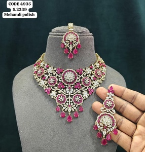 Parure de bijoux de mariée plaqué or antique de créateur, collier floral imposant, boucles d'oreilles et mang tika à pampilles en forme de goutte, vente en gros - Product Image 1