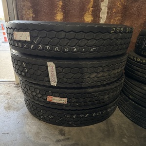 Pneu de camion cargo d'occasion à kilométrage élevé 295/80R22.5, construction radiale pour transport lourd, position directionnelle et de roue motrice, utilisation sur autoroute longue distance - Product Image 4