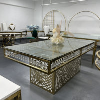 Table à manger en acier inoxydable avec plateau en verre épais et pendentif en cristal, base en piédestal découpée en spirale dorée