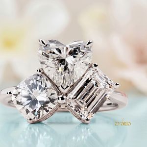 Bague de fiançailles en or 18 carats avec trois pierres, diamant de laboratoire taille émeraude, clarté VVS2, certifié IGI - Product Image 4