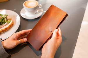 Elegante Porta-Cuadernos de Restaurante de Cuero Genuino con Logotipo Personalizado, Presentador de Comandas, Tarjetero para Camarero LBH-0041 - Product Image 5