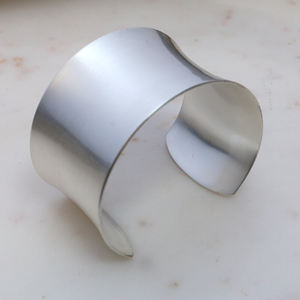 Bracelet manchette large en laiton - Manchette ouverte ajustable en argent conique minimaliste pour femme - Bijou géométrique moderne - Product Image 1